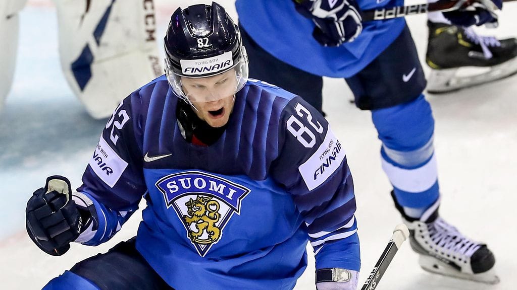 Harri Pesonen jakoi teesinsä Ruotsi-otteluun.