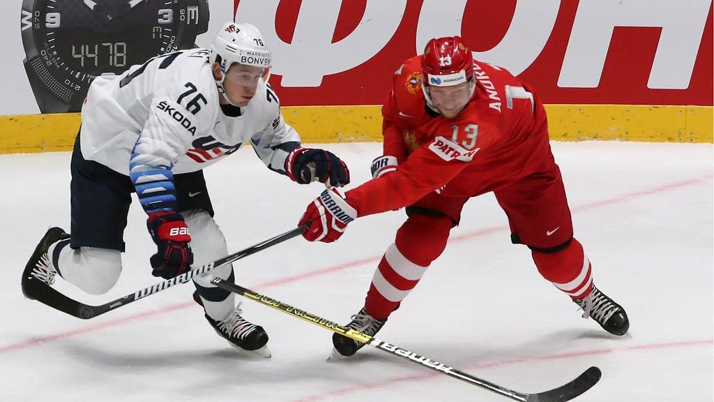 Yhdysvaltojen Brady Skjei (vas.) onnistui kaventamaan puolivälierän Venäjää vastaan.