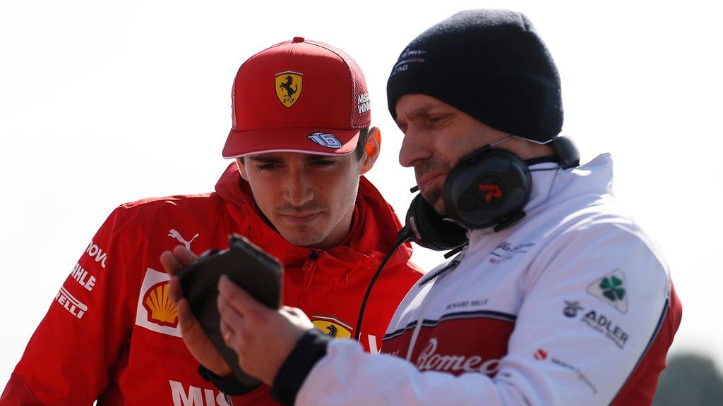Simone Resta jutusteli Barcelonan talvitesteissä Charles Leclercin kanssa, joka vaihtoi toiseen suuntaan Alfa Romeolta Ferrarille.