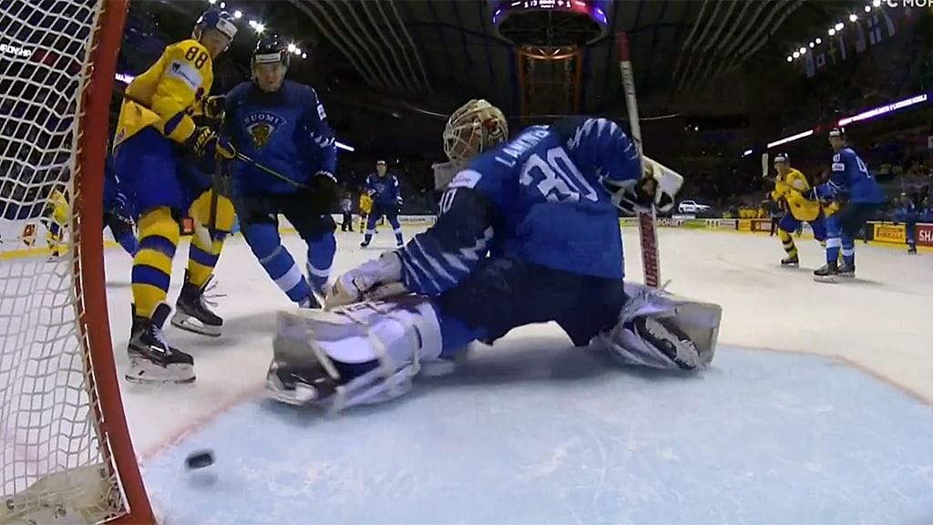 Kiekko meni Suomen maaliin pomppujen kautta.