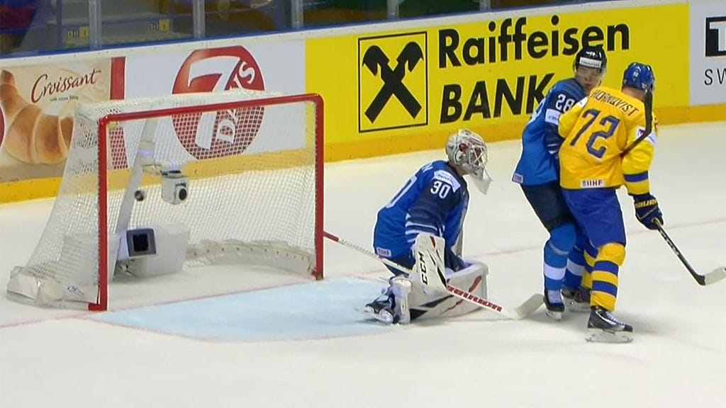 Kiekko meni Kevin Lankisen taakse.