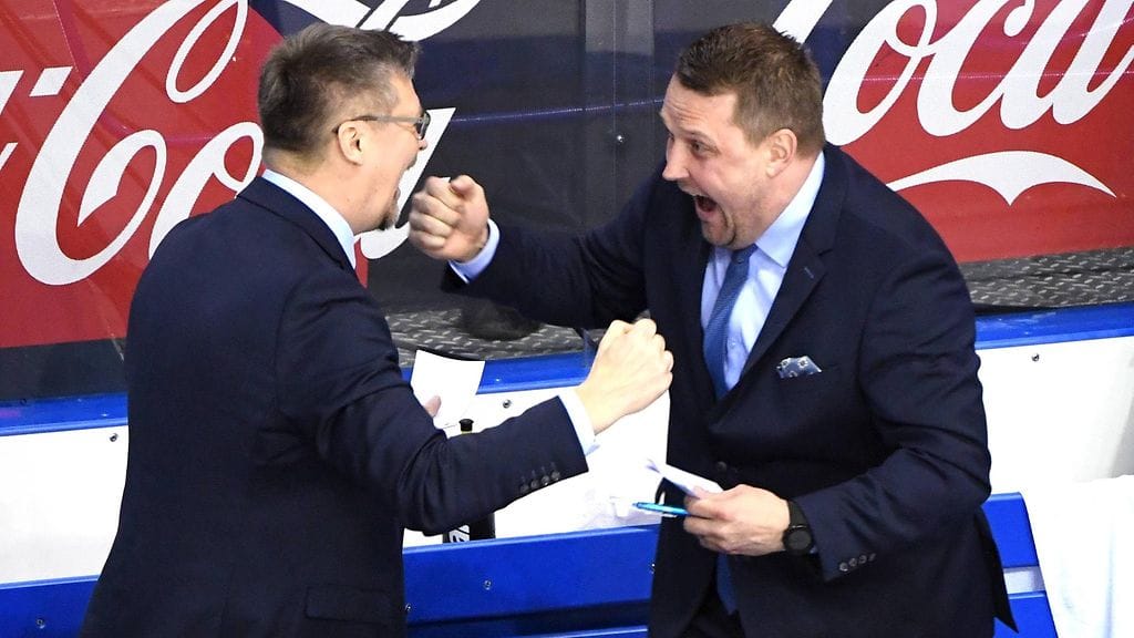 Jukka Jalonen ja Antti Pennanen juhlivat Leijonien jatkoaikavoittoa Ruotsista.
