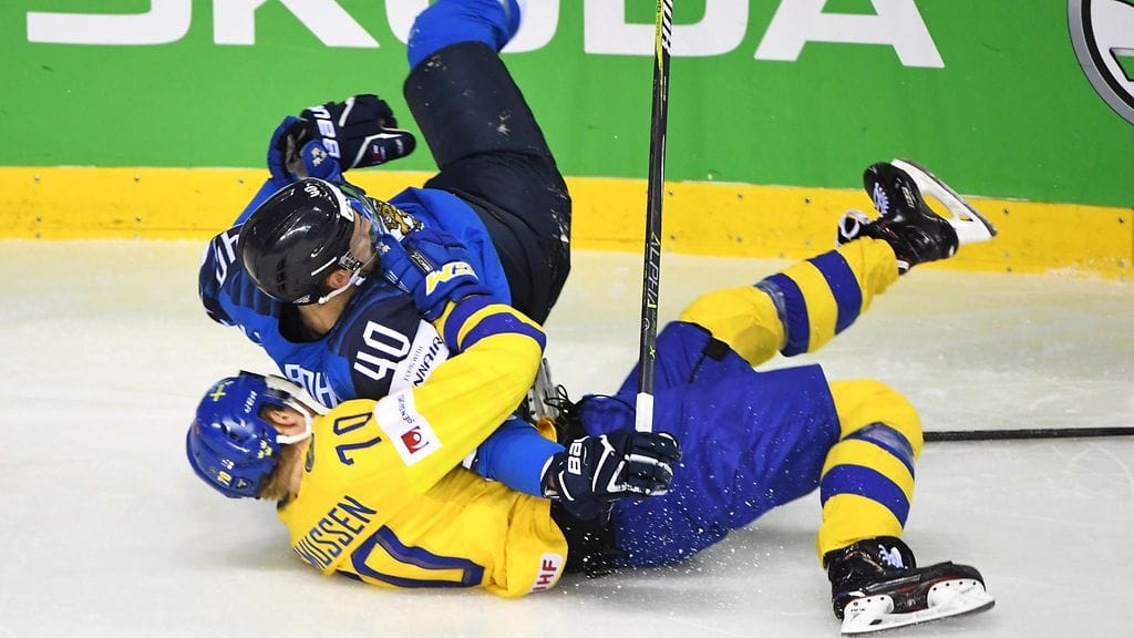 Suomen Petteri Lindboh väänsi Ruotsin Dennis Rasmussenin selälleen.