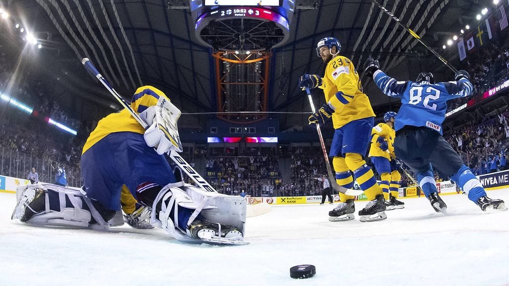 Harri Pesonen iloitsee kiekon painuttua Henrik Lundqvistin selän taakse. Oliver Ekman-Larsson ihmettelee tilannetta.