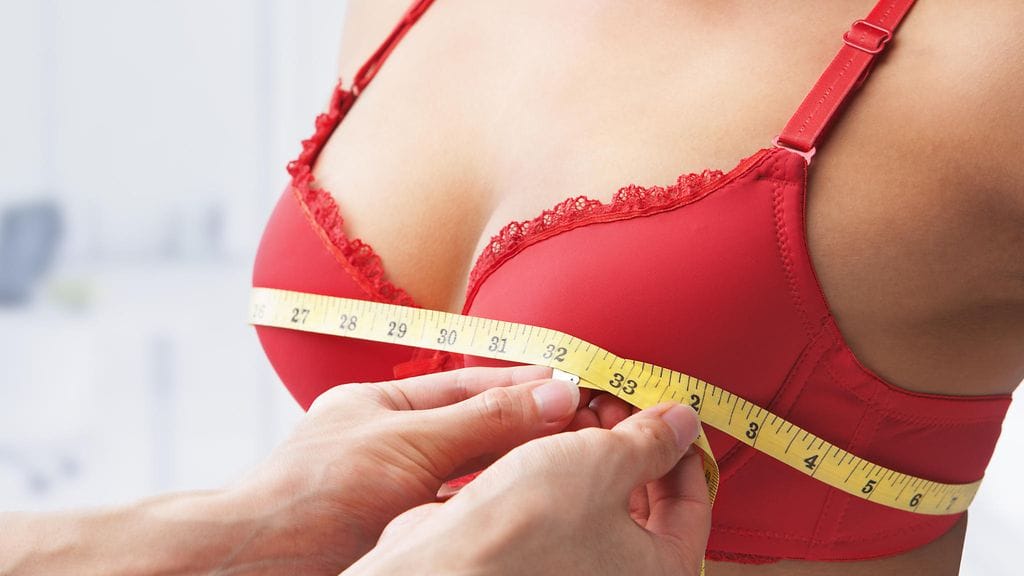 Liian tiukat rintaliivit johtivat kystan muodostumiseen rintoihin, väittää brittinainen. Kuvituskuva.