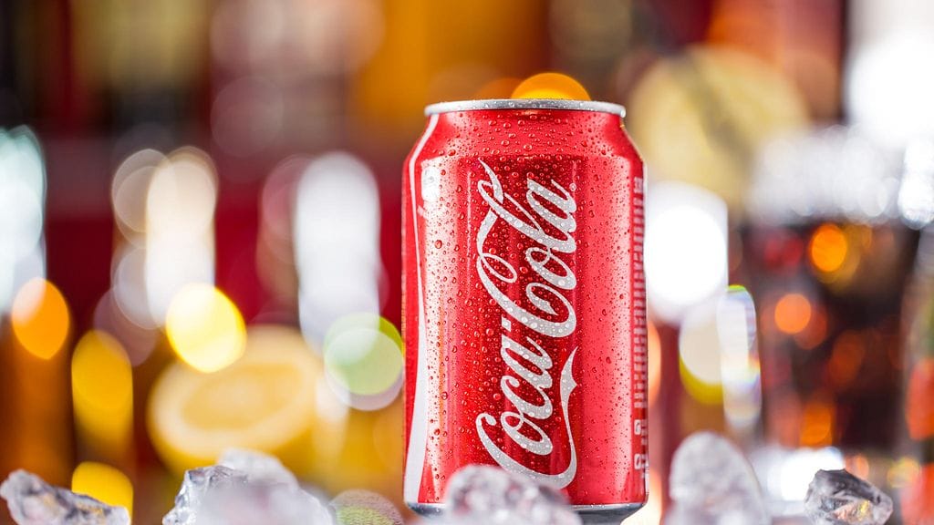 NurdRagen videolla Cola-tölkistä liuotetaan irti alumiinikerros. Lienee selvää, ettei kokemattoman ei pitäisi kokeilla tätä kotona.