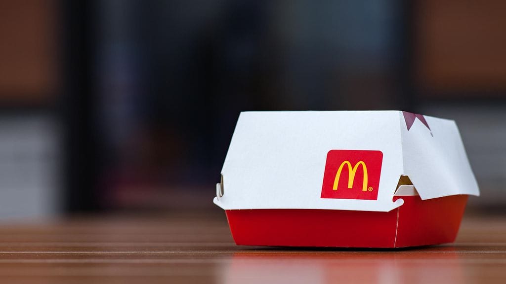 Vaimo alkoi synnyttää pikaruokaravintolan parkkipaikalla tiistaina lounasaikaan.