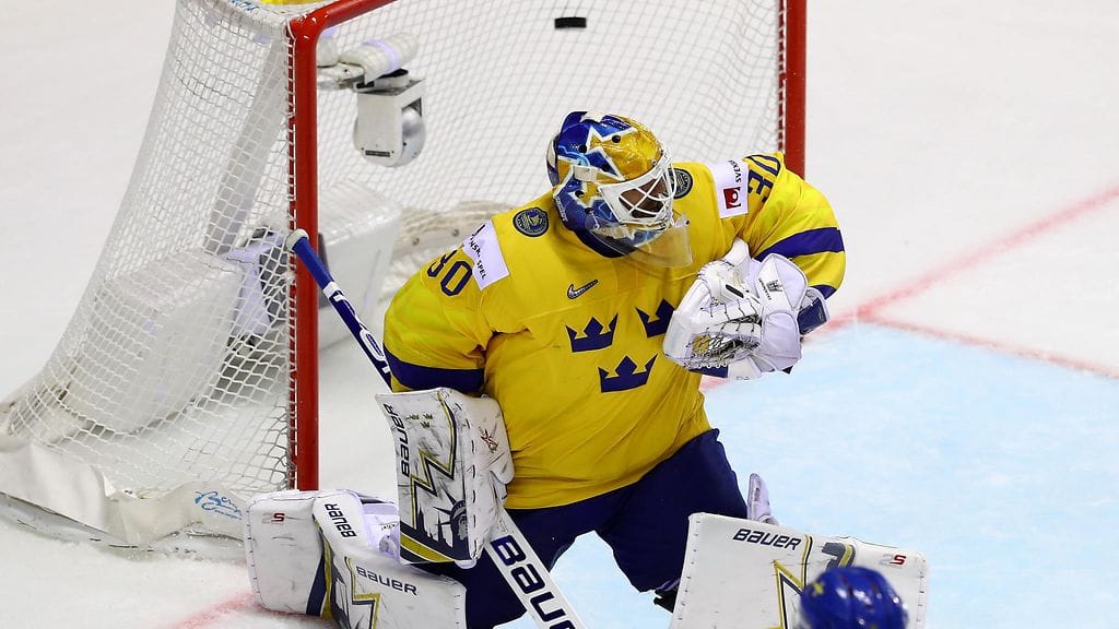Tilanteessa Sakari Mannisen kuti on päätymässä Henrik Lundqvistin (kuvassa) selän taakse. Kyseisellä osumalla Leijonat varmisti paikkansa mitalipeleissä.