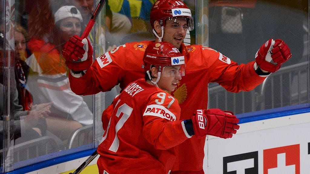 Nikita Gushev ja Artem Anisimov juhlivat Venäjän maalia Ruotsia vastaan.