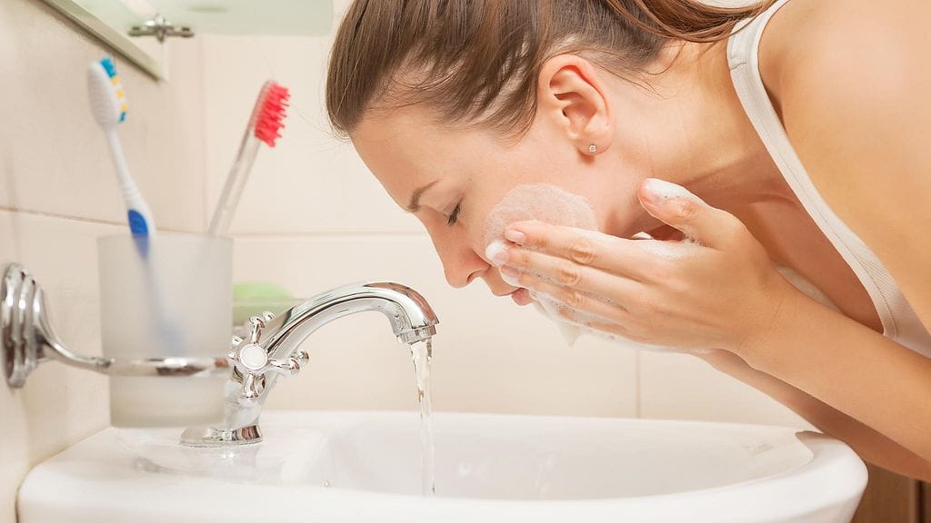Akneen taipuvainen iho tulisi pestä heti aamulla ja viimeisenä illalla. Kuvituskuva.