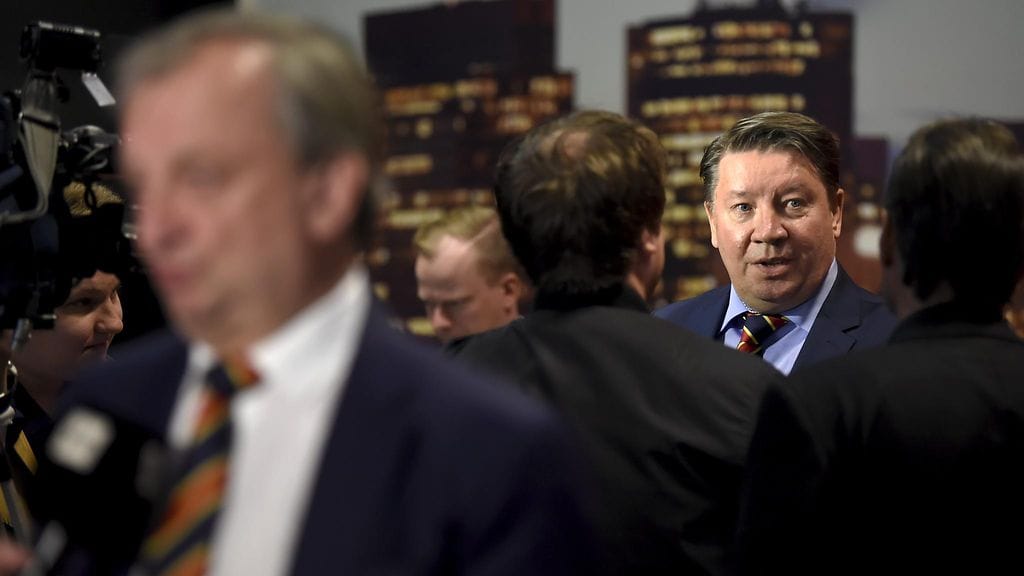 Harry "Hjallis" Harkimo (etualalla) siirtyy syrjään, kun Jari Kurri (taka-alalla) ryhtyy Jokereiden omistajaksi.