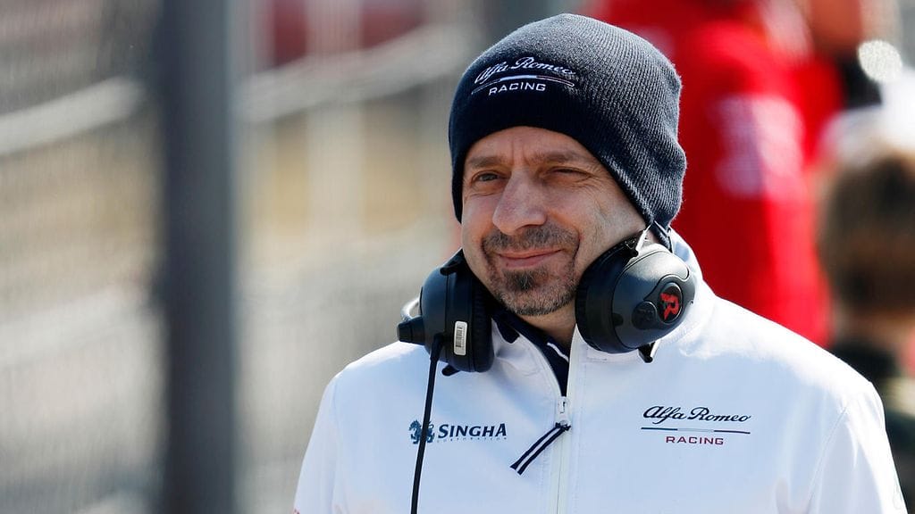 Simone Resta talvitesteissä Alfa Romeon väreissä.