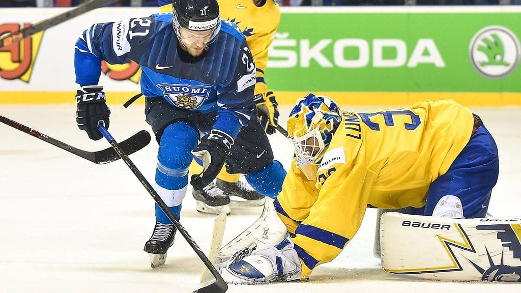 Juhani Tyrväinen ottaa mittaa Ruotsin Henrik Lundqvististä.