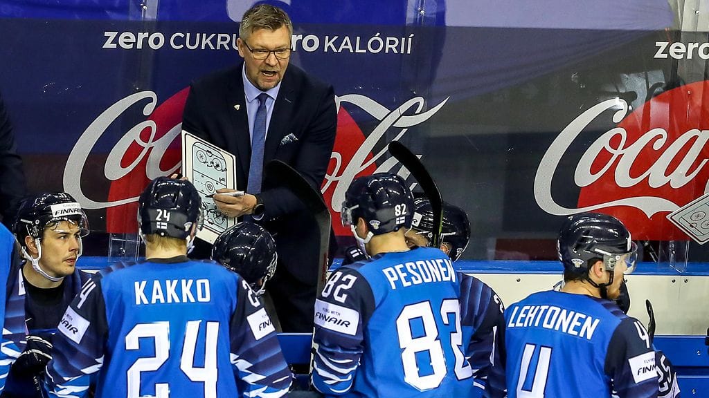 Jukka Jalonen sysää menestyspaineet NHL-tähtiä pursuilevan Venäjän niskaan.