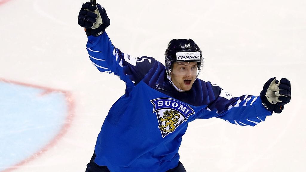 Sakari Manninen juhlii välieräpaikan ratkaissutta maalia.