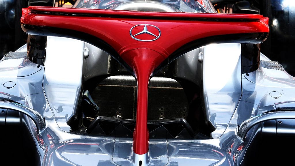 Mercedeksen auton Halo-turvakaari on loppuviikonlopun ajan punainen.