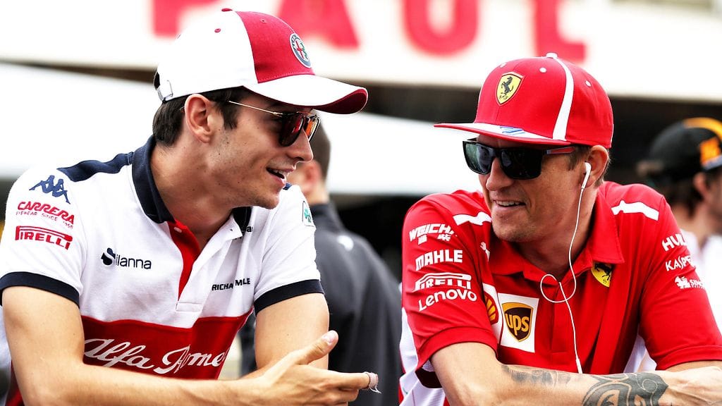Charles Leclerc (vasemmalla) muisteli lämmöllä Kimi Räikkösen (oikealla) yhtä upeaa elettä.