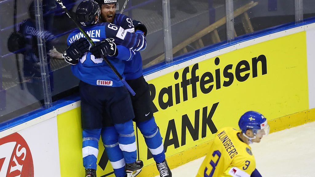 Sakari Manninen (halattavana) tykitti Leijonien 5-4-voittomaalin torstain Ruotsi-puolivälieräottelussa.