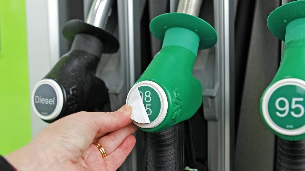 Ilmastopaneelin tutkimusten perusteella noin 80 prosenttia päästöoikeuden hinnasta siirtyisi polttoaineen pumppuhintaan. Kuvituskuva.