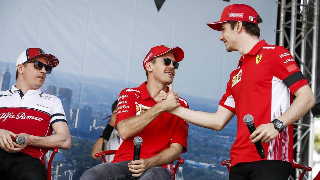 Kimi Räikkönen (vasemmalla) toimi vielä viime kaudella Sebastian Vettelin (keskellä) tallikaverina. Nyt Vettelin "tutkapari" on Charles Leclerc (oikealla).