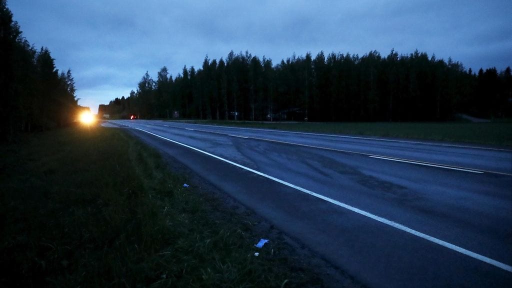 Henkilöauto ajautui vastaantulevien kaistalle ja törmäsi rekkaan Sastamalassa lauantaina illalla.