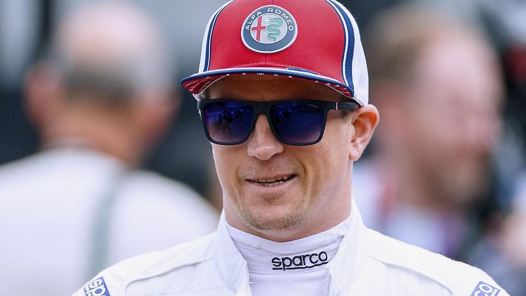 Kimi Räikkönen otti hymyillen vastaan kakun juhlakisan alla.