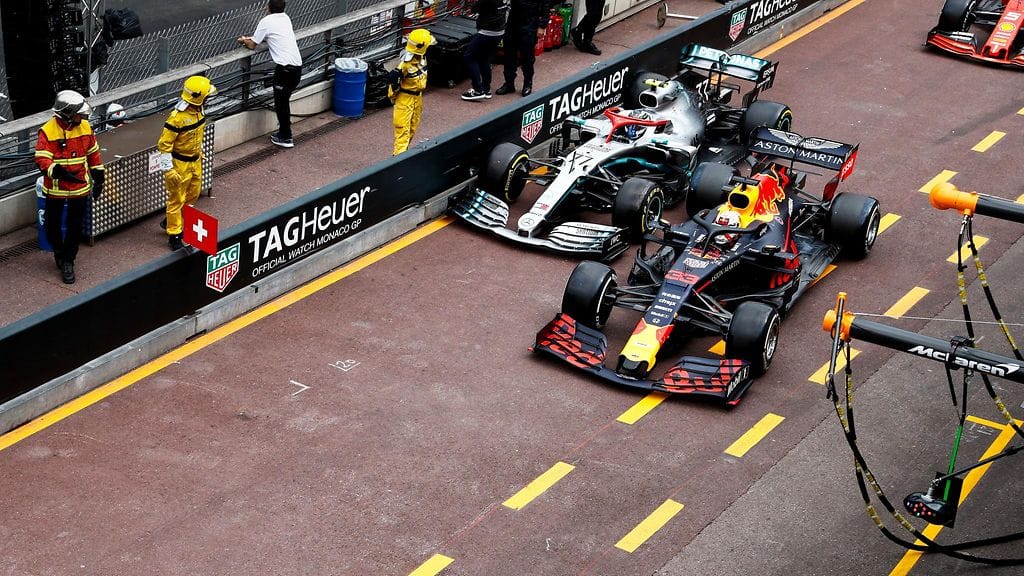 Max Verstappen ja Valtteri Bottas osuivat yhteen varikkosuoralla.