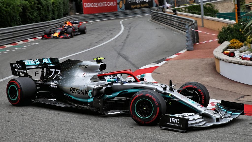 Valtteri Bottas kärsi Max Verstappenin rikkeestä.