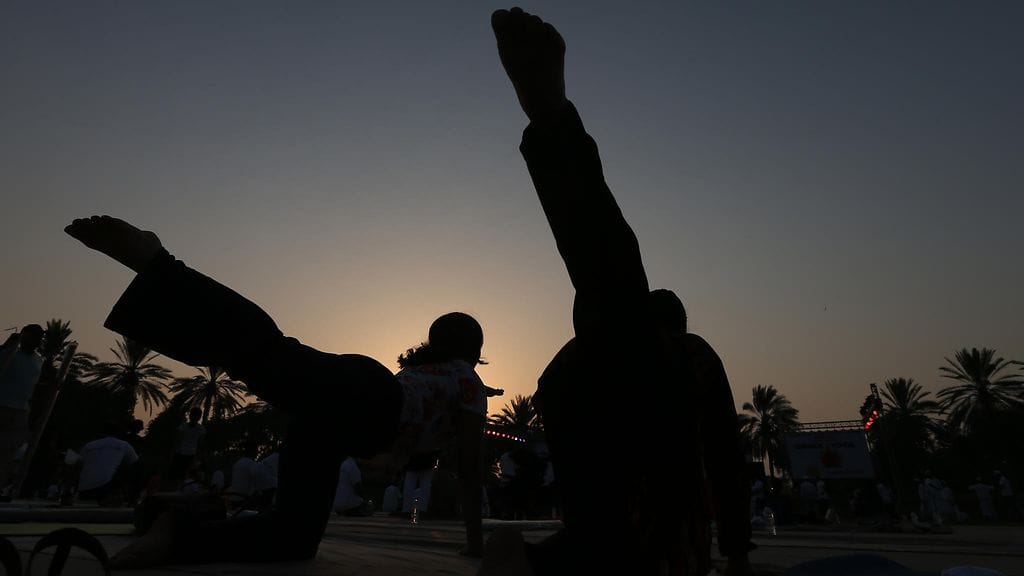 Kuvituskuvassa ihmiset osallistumassa maailman joogapäivän tapahtumaan Yhdistyneissä arabiemiirikunnissa Dubaissa 21. kesäkuuta 2018.