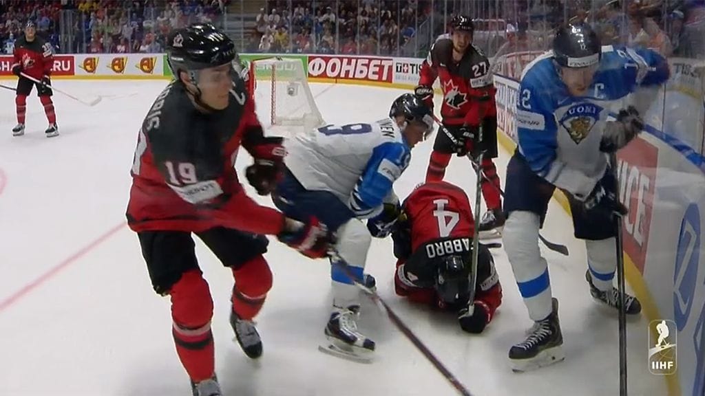 Veli-Matti Savinaisen maila kopsahti vastustajan sukukalleuksille.