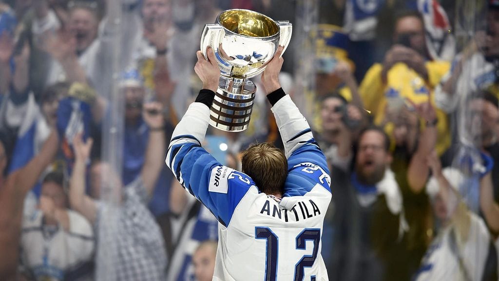 Suomen kapteeni nosti MM-pokaalin ilmaan.