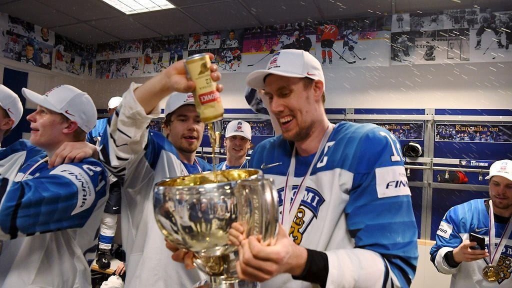 Marko Anttila juhli MM-pokaalin kanssa.