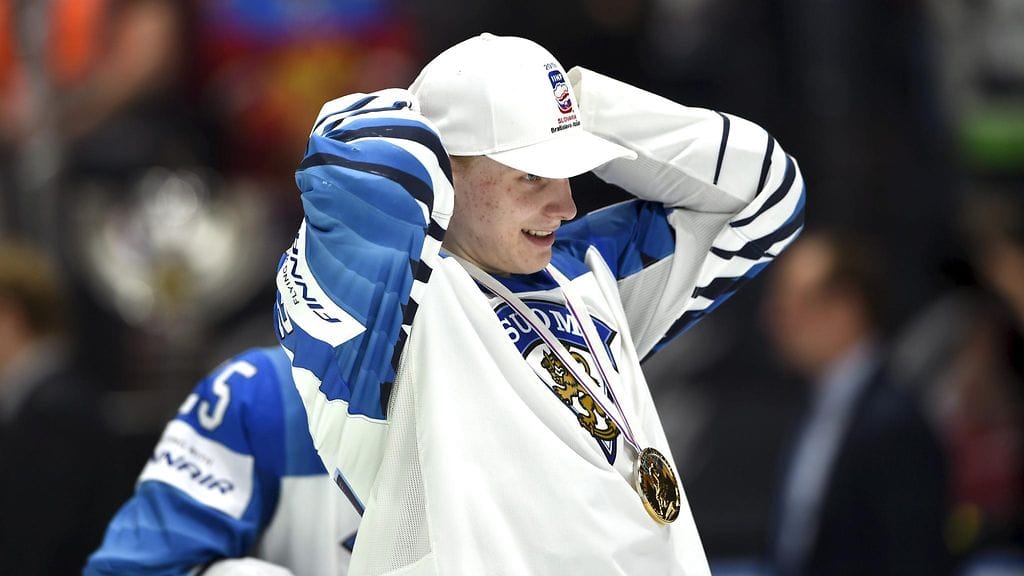 Kaapo Kakko veti tyytyväisenä mestaruuslippiksen päähänsä.