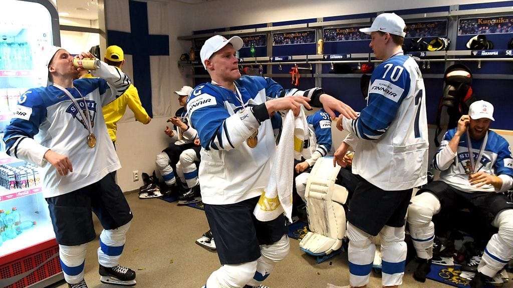 Harri Pesonen oli yksi Leijonien seremoniamestareista pukukopissa.