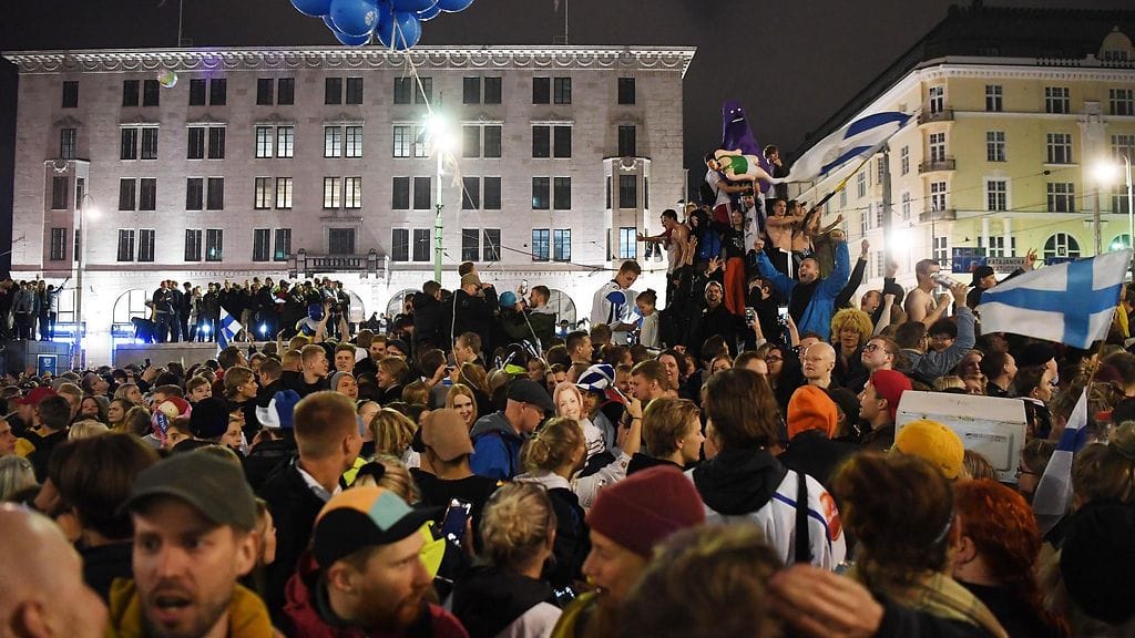 Suomalaiset juhlivat jääkiekon maailmanmestaruutta railakkaasti Helsingin Havis Amanda -patsaalla.