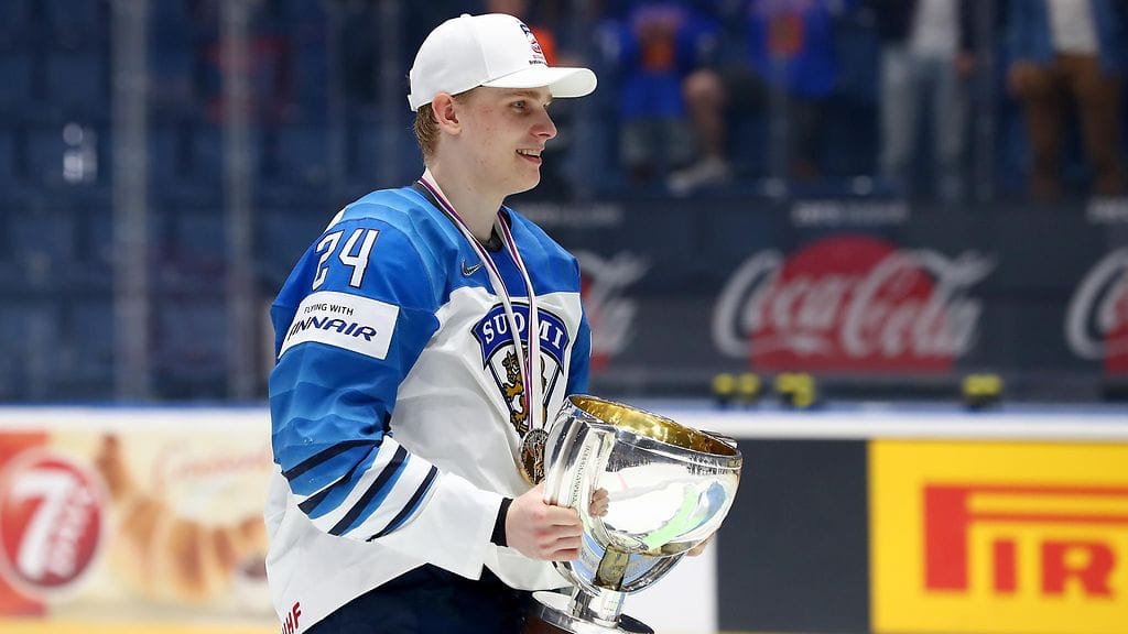 Kaapo Kakko maailmanmestaruuspokaali hyppysissään.