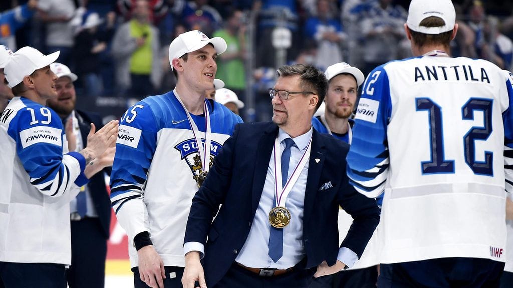 Jukka Jalonen jakoi suitsutusta Leijonien pelaajille.