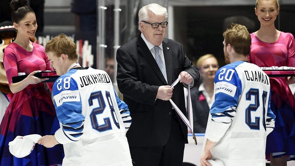 Kalervo Kummola oli jakamassa Leijonille MM-kullat kaulaan.