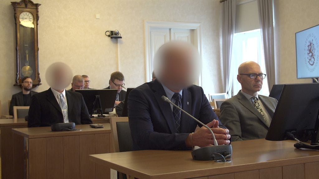 Korkeimman oikeuden mukaan jutussa on kysymys siitä, oliko poliisimiehillä ollut lailliset perusteet kiinniottamiseen ja voimakeinojen käyttämiseen ja olivatko he menettelyllään syyllistyneet virkavelvollisuuden rikkomiseen, vapaudenriistoon ja pahoinpitelyyn. Itä-Suomen  hovioikeus tuomitsi heidät sakkoihin.