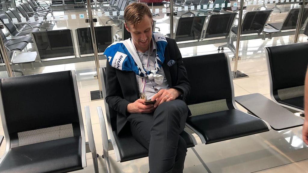 Marko Anttila odotteli koneen lähtemistä lentokentällä.