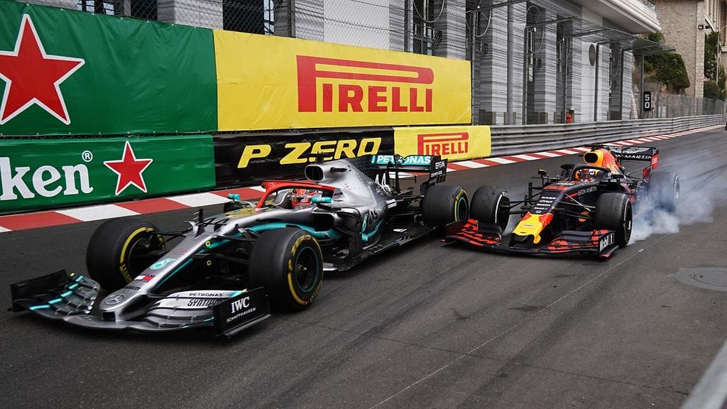 Lewis Hamilton ja Max Verstappen kävivät kovan taistelun kärkipaikasta, vaikka hollantilaisella oli rangaistus niskassaan.