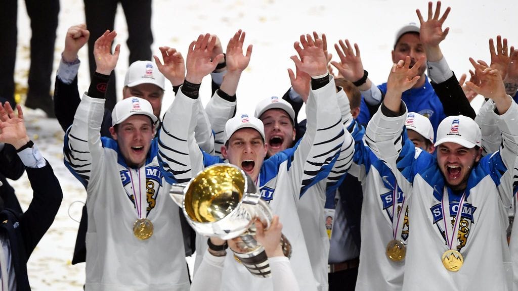 Leijonat juhlii MM-kultaa.