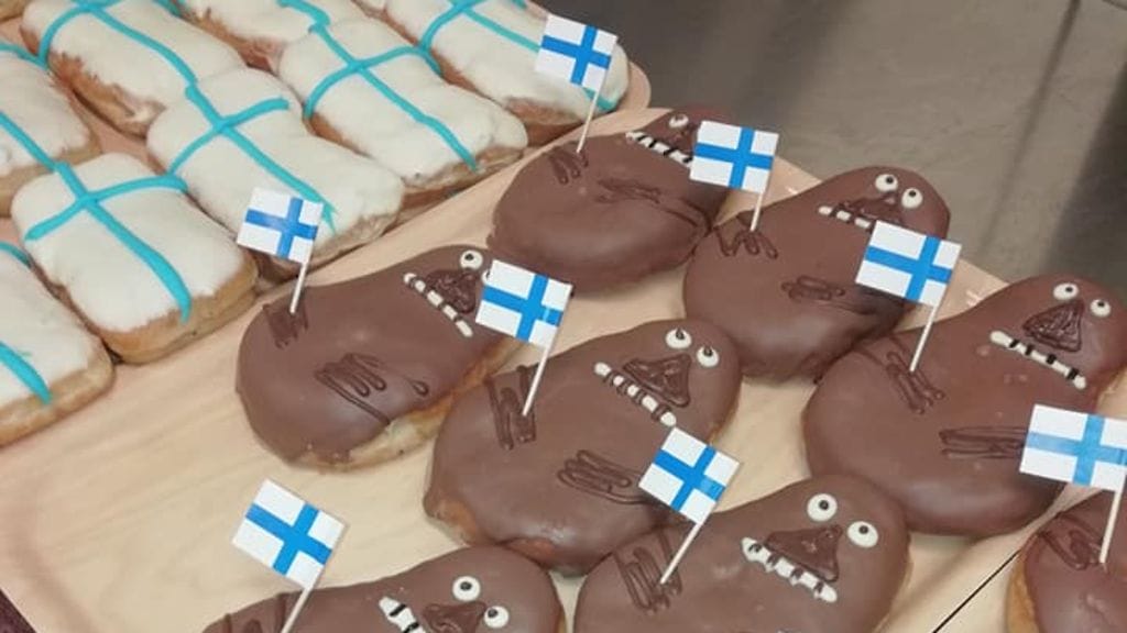 Luonetjärven sotilaskodissa nautittiin Mörkö-munkkeja maanantaina kiekkokullan kunniaksi.