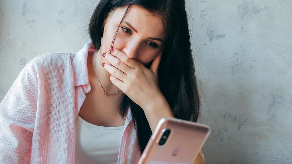 Arvioita lukenut nainen sai päivän naurut kuvan huomatessaan. Kuvituskuva.