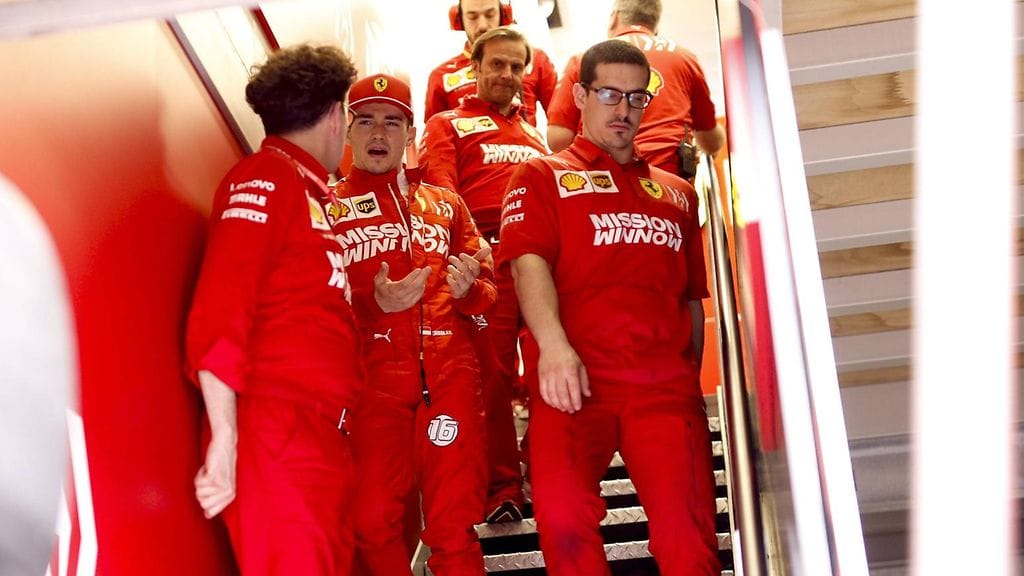Charles Leclerc vaati Ferrarin tallipäälliköltä Mattia Binottolta vastauksia aika-ajonsa pilaamisesta.