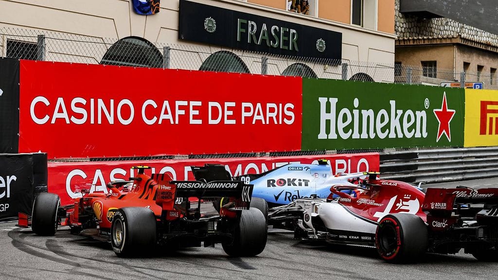 Charles Leclerc, Antonio Giovinazzi ja Robert Kubica jäivät jumiin autojen osuttua yhteen Monacossa.