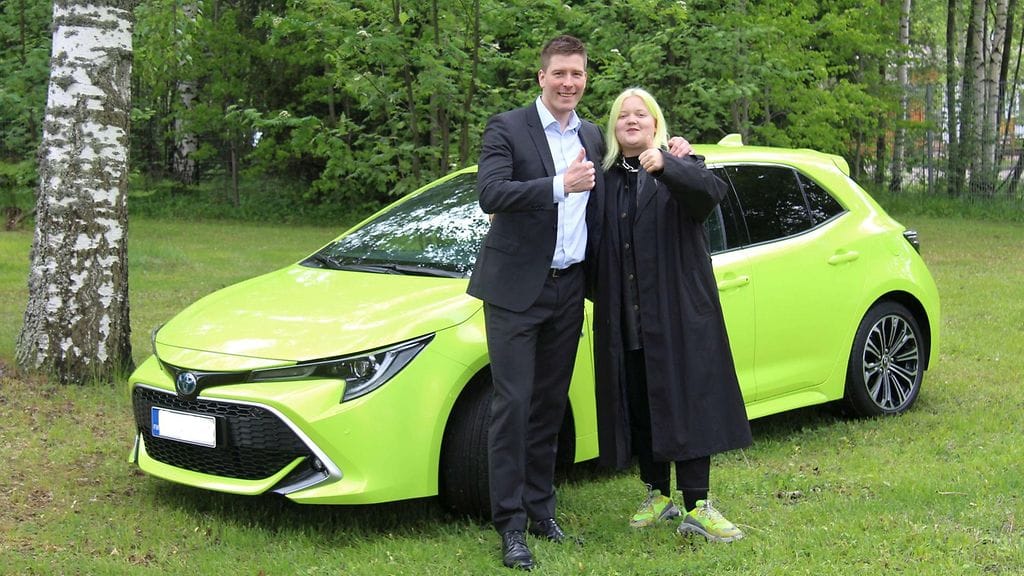 Toyota Auto Finlandin markkinointijohtaja Mikko Kekäläinen ja laulaja Alma.