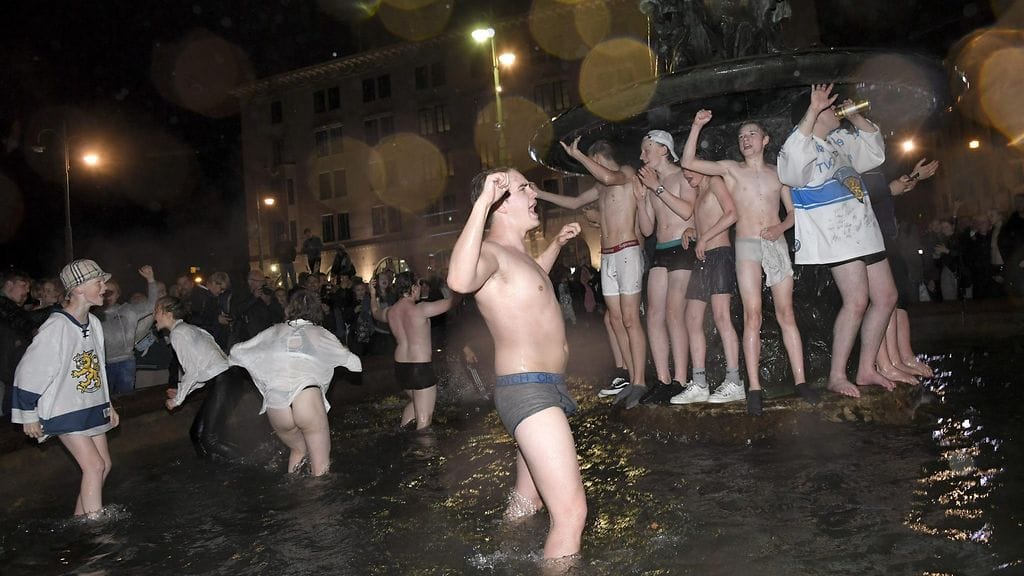 Jääkiekkohumua todistettiin viime yönä Kauppatorilla, kun Suomi voitti maailmanmestaruuden. Myös Reuters mainitsi, että mestaruutta juhlittiin kastautumalla suihkulähteeseen vähin vaattein.