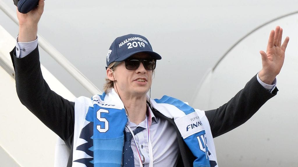 Jussi Olkinuora saapuu maailmanmestarina kotimaahan.