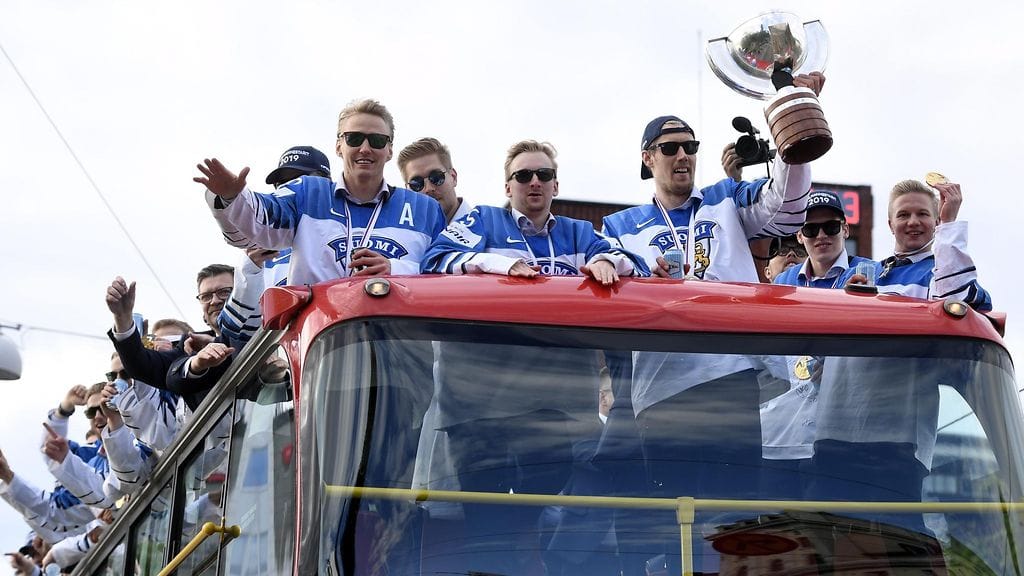 Leijonien kultabussi saapumassa Kaisaniemeen.